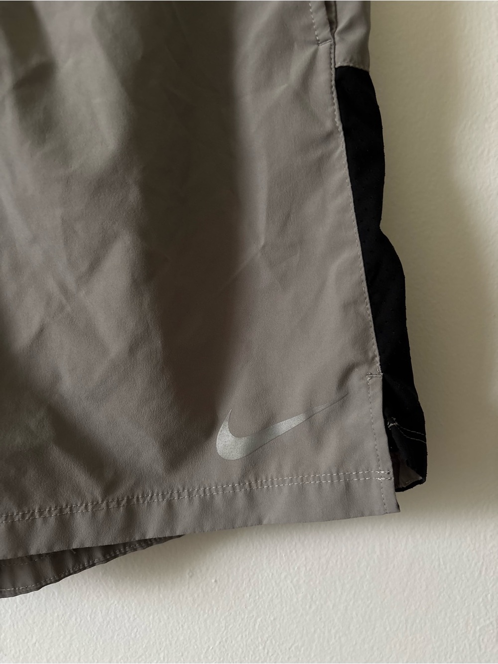 Nike Men’s Gray Athletic Shorts with Black Side Panels - Picture 3 of 6